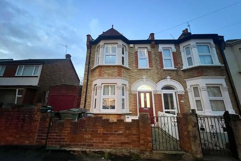 3 bedroom terraced house to rent, Matlock Road, London, E10