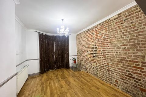 3 bedroom terraced house to rent, Matlock Road, London, E10