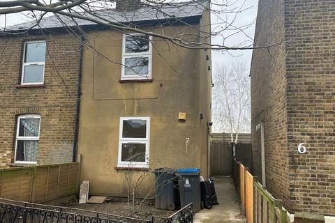 3 bedroom semi-detached house to rent, Dickerage Lane, New Malden