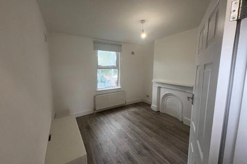 3 bedroom semi-detached house to rent, Dickerage Lane, New Malden