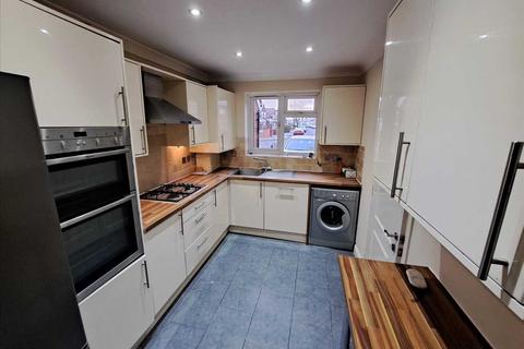 3 bedroom terraced house to rent, Briary Grove, Edgware, HA8