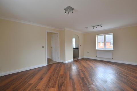 2 bedroom house to rent, King Henry Road, Fleet GU51