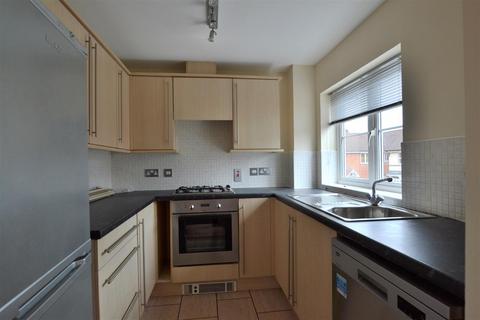 2 bedroom house to rent, King Henry Road, Fleet GU51