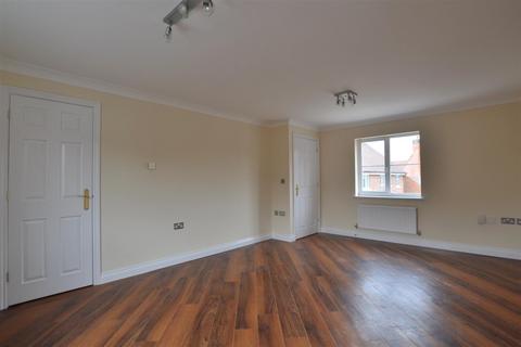 2 bedroom house to rent, King Henry Road, Fleet GU51