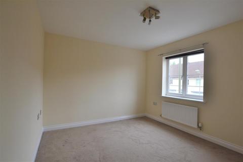 2 bedroom house to rent, King Henry Road, Fleet GU51