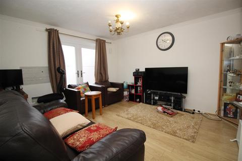 3 bedroom house to rent, Mitford Walk, Bewbush, Crawley, West Sussex. RH11 8NL