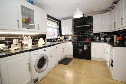 3 bedroom house to rent, Mitford Walk, Bewbush, Crawley, West Sussex. RH11 8NL