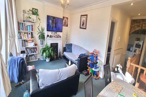 2 bedroom flat to rent, b Kingston Road, South Wimbledon, London