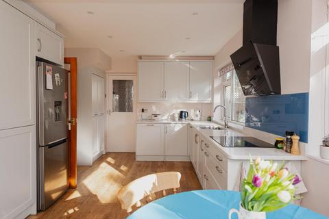 19 Forest Way, Ashtead, KT21 1JN