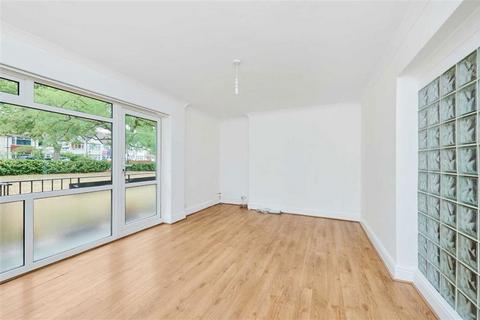 3 bedroom flat to rent, Baring Road, London SE12