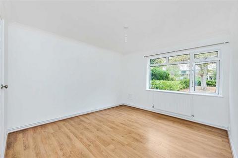 3 bedroom flat to rent, Baring Road, London SE12