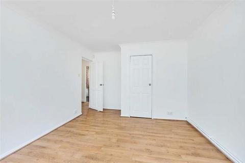 3 bedroom flat to rent, Baring Road, London SE12