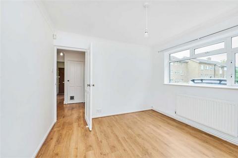 3 bedroom flat to rent, Baring Road, London SE12