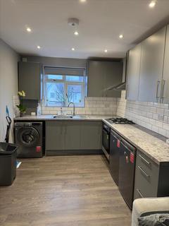 3 bedroom apartment to rent, Billet Road, London, E17