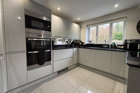 4 bedroom detached house to rent, Fellows Close, Little Dawley, Telford, Shropshire, TF4