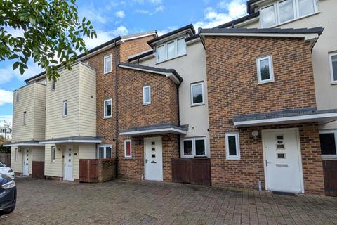 3 bedroom terraced house to rent, Pyle Close, Addlestone KT15