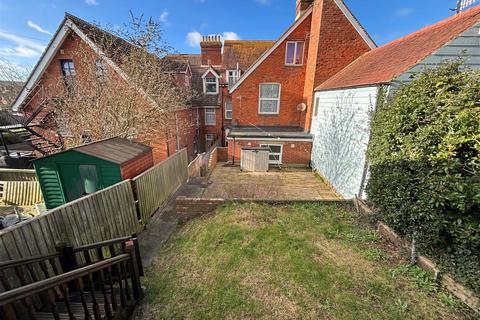 2 bedroom flat to rent, The Broadway, Totland Bay