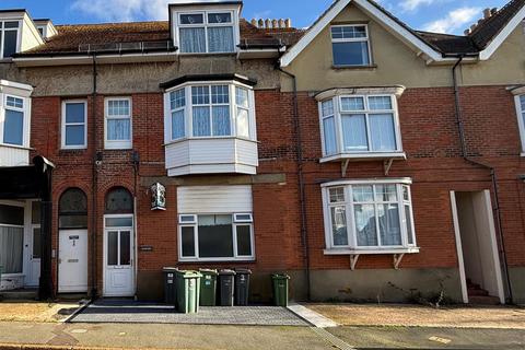 2 bedroom flat to rent, The Broadway, Totland Bay