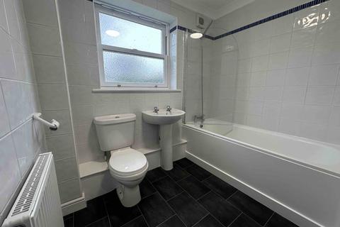 2 bedroom flat to rent, Oast Way, Rochford Essex SS4