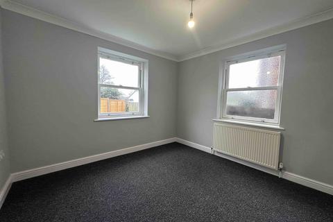 2 bedroom flat to rent, Oast Way, Rochford Essex SS4