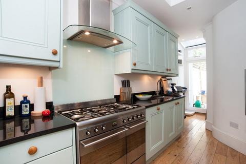 2 bedroom flat to rent, Glenmore Road, Belsize Park NW3