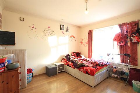 3 bedroom end of terrace house for sale, Greenland Crescent, Southall UB2