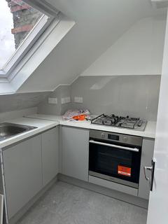 Studio to rent, Harrow HA1