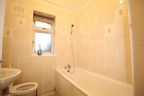 1 bedroom flat to rent, Bennetts Castle Lane, Dagenham, RM8