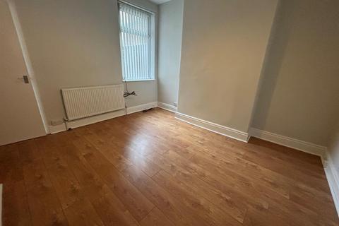 2 bedroom end of terrace house to rent, Perth Street, Hull