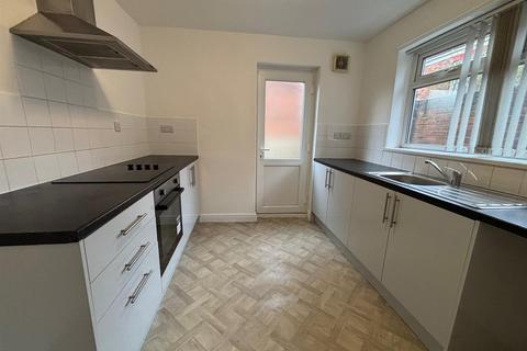 2 bedroom end of terrace house to rent, Perth Street, Hull