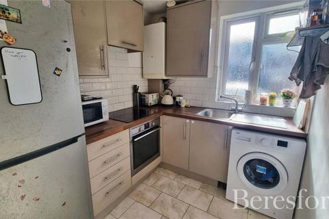 3 bedroom flat to rent, Chandlers Way, Romford RM1