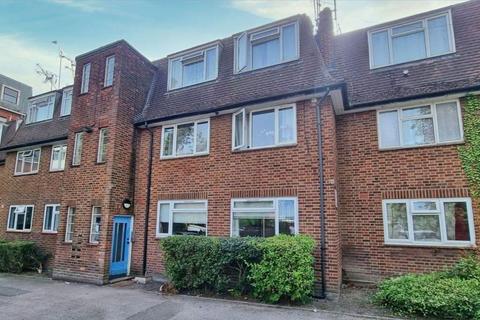 3 bedroom flat to rent, Chandlers Way, Romford RM1