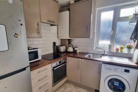 3 bedroom flat to rent, Chandlers Way, Romford RM1