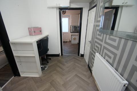 2 bedroom end of terrace house for sale, Cambridge Road, Ellesmere Port, Cheshire. CH65