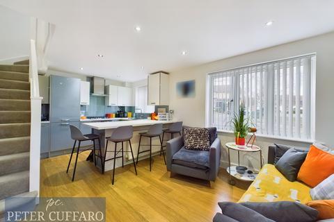 6 Foxes Drive, Waltham Cross, EN7 6HG