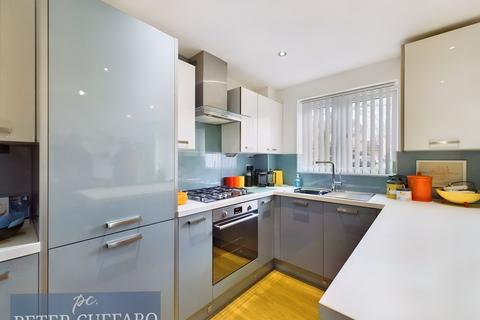 6 Foxes Drive, Waltham Cross, EN7 6HG