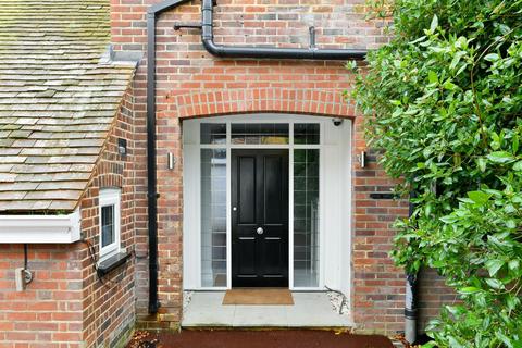 4 bedroom maisonette to rent, Woodland Way Kingswood Surrey