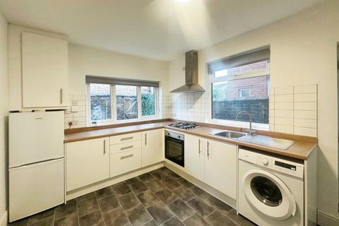 3 bedroom terraced house to rent, Park Lane, Salford, M6