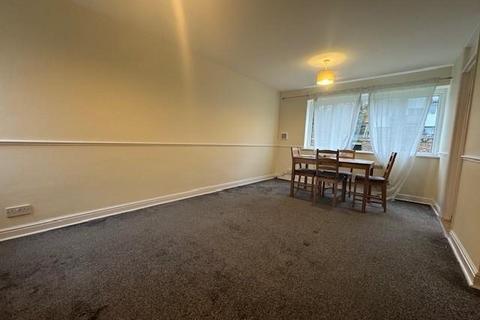 2 bedroom flat to rent, Hillside, Hoddesdon