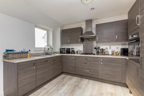 2 bedroom flat for sale, Lyndhurst House, Monarch Way, Shoreham-By-Sea