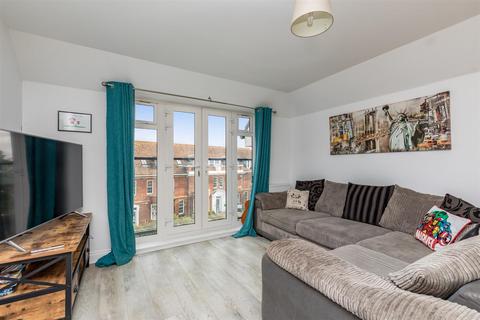 2 bedroom flat for sale, Lyndhurst House, Monarch Way, Shoreham-By-Sea