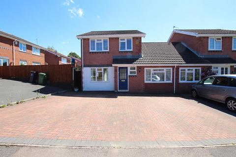 3 bedroom semi-detached house to rent, Birchwood Gardens, Whitchurch