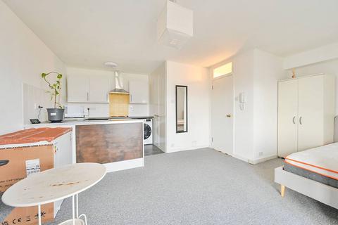 Studio to rent, Balmoral Mews, Wendell Park, London, W12