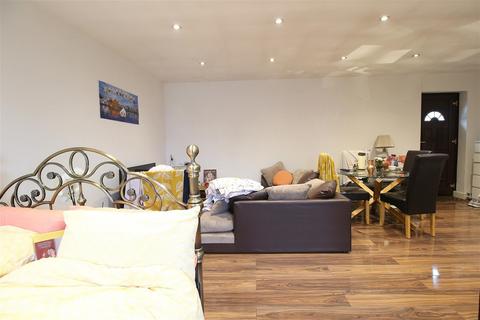 1 bedroom flat to rent, Beehive Lane, IG4