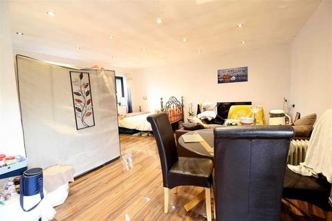 1 bedroom flat to rent, Beehive Lane, IG4