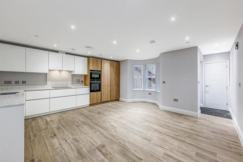 2 bedroom flat for sale, Birkbeck Avenue, London