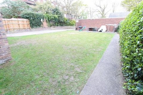 2 bedroom flat to rent, Friern Park, London N12