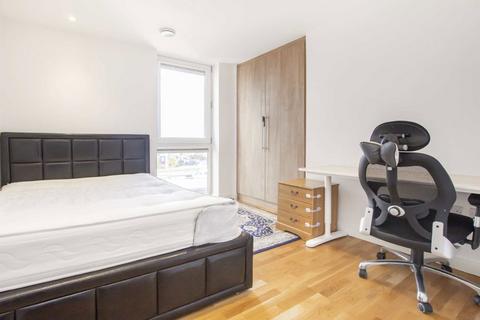 3 bedroom flat to rent, Baltic Avenue, Brentford TW8