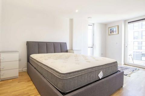 3 bedroom flat to rent, Baltic Avenue, Brentford TW8