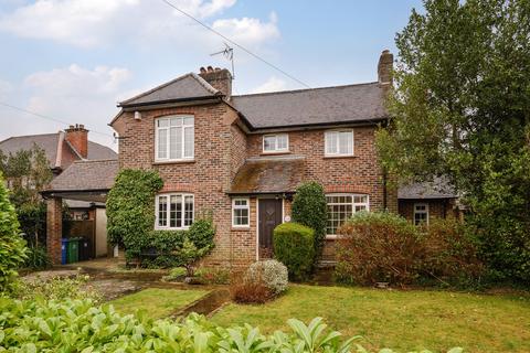 4 bedroom detached house to rent, Wheatsheaf Close, Woking, GU21